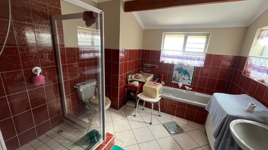 5 Bedroom Property for Sale in Wavecrest Eastern Cape